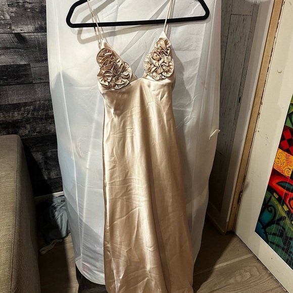 Elegant Cream Satin dress - Picture 1 of 1